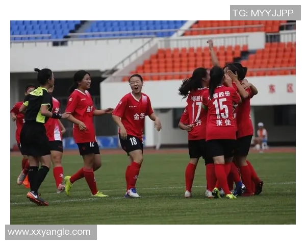 女足球明星的风采与魅力展现她们在绿茵场上的无畏与坚持 女足球明星的风采与魅力展现她们在绿茵场上的无畏与坚持