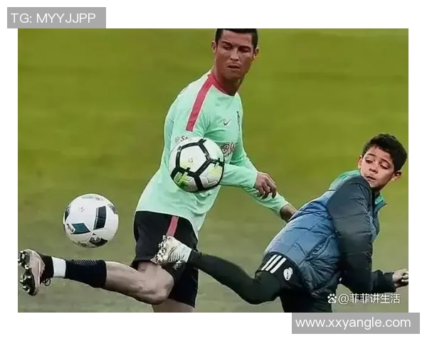 脚最小的足球明星如何用技巧征服绿茵场的传奇故事 脚最小的足球明星如何用技巧征服绿茵场的传奇故事